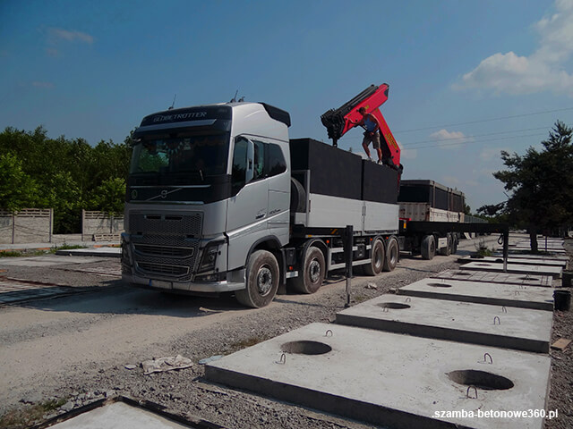 Załadunek szamba betonowego na HDS - montaż i dostawa zbiorników w Piwniczna-Zdrój